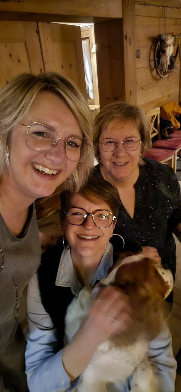 Les trois membres du comité réunis dans un intérieur en bois