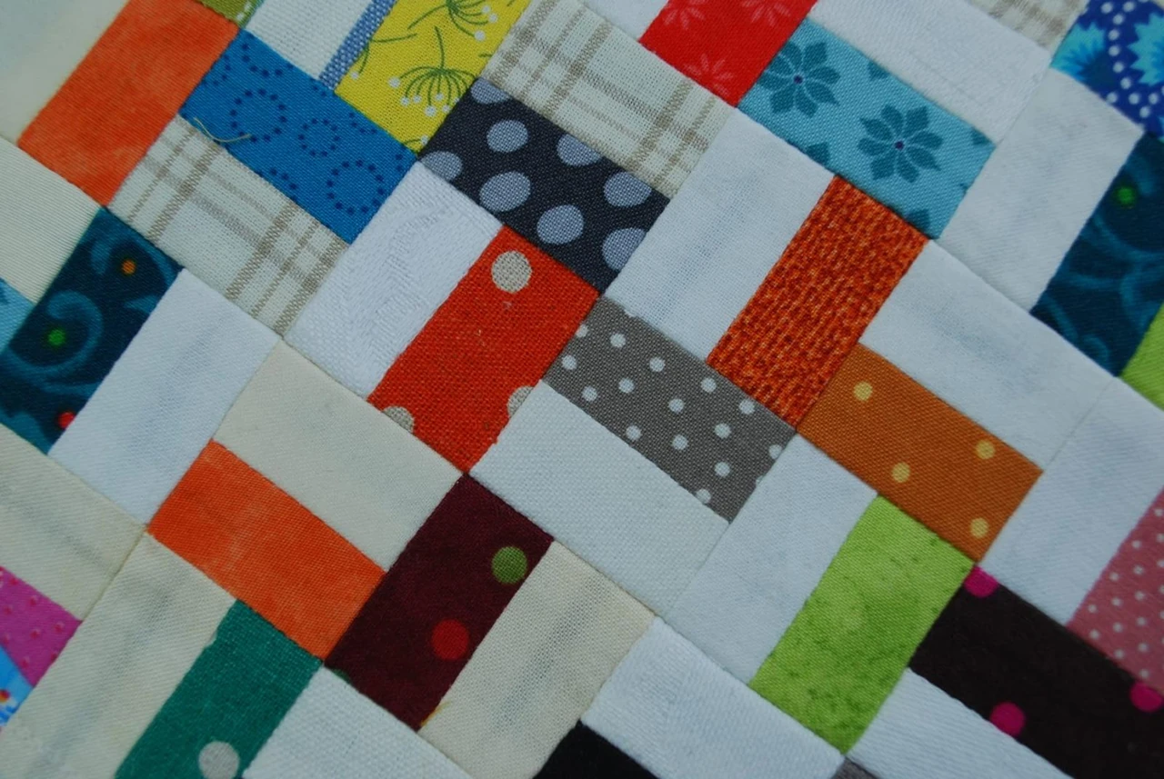 Détail d’un patchwork aux motifs multicolores